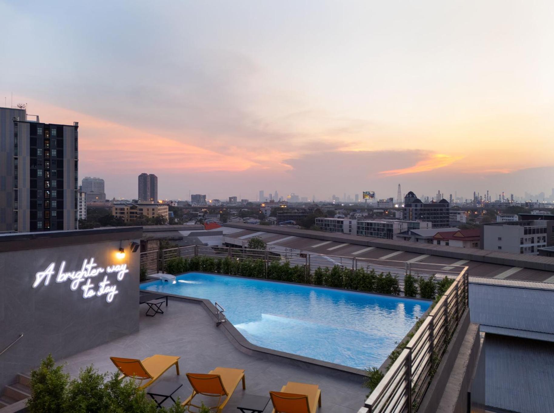 Отель Lumen Bangkok Udomsuk Station Экстерьер фото