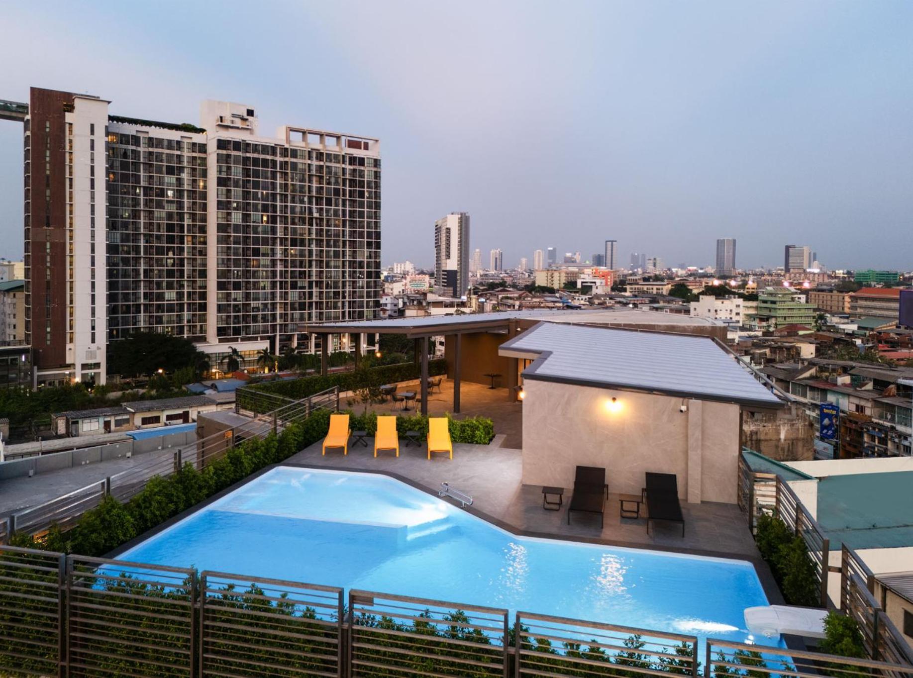 Отель Lumen Bangkok Udomsuk Station Экстерьер фото