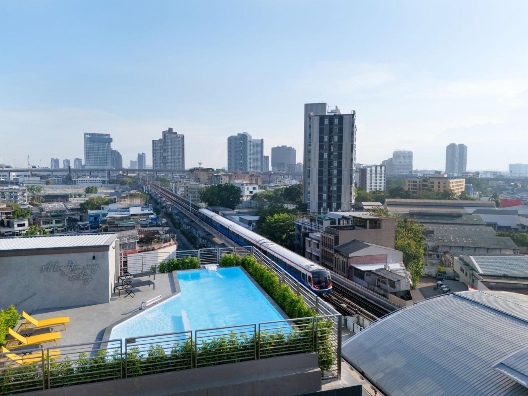 Отель Lumen Bangkok Udomsuk Station Экстерьер фото